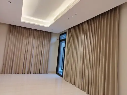 ستائر بيج ممتدة من السقف